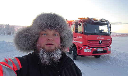 hinauspalvelu-ivalo-hinausautonkuljettaja-ja-auto