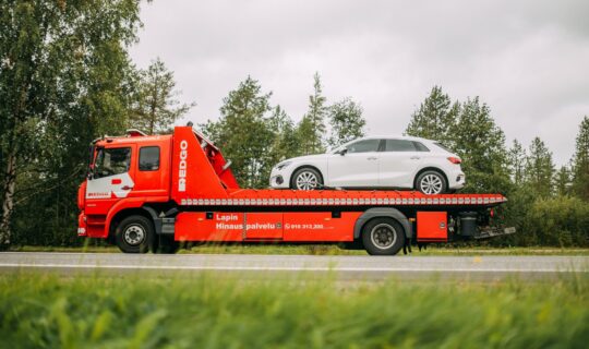hinausauto-hytti-matkustajille-auto-lavalla